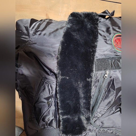 A Starter official NBA New York Knicks coat in a men's size large. NWOT. - Picture 9 of 10